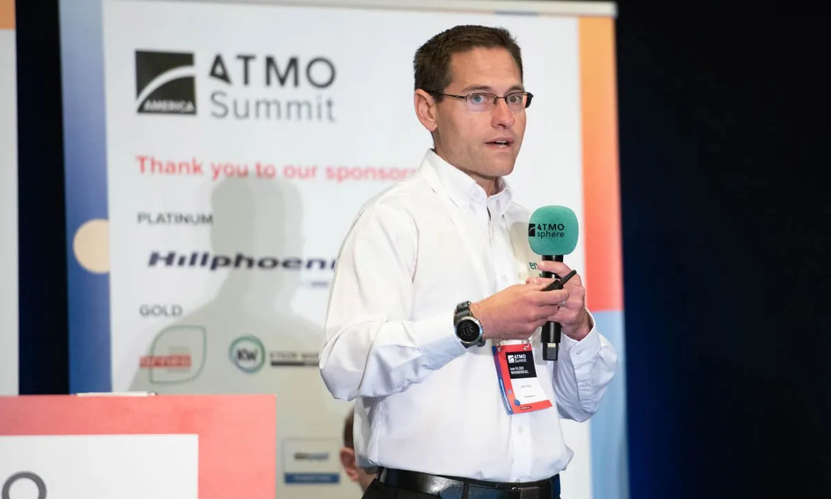 Embraco’s John Prall presented the advantages of variable-speed compressors and natural refrigerants in food retail applications alongside Hussmann’s Mike Schafer at ATMO America 2022.