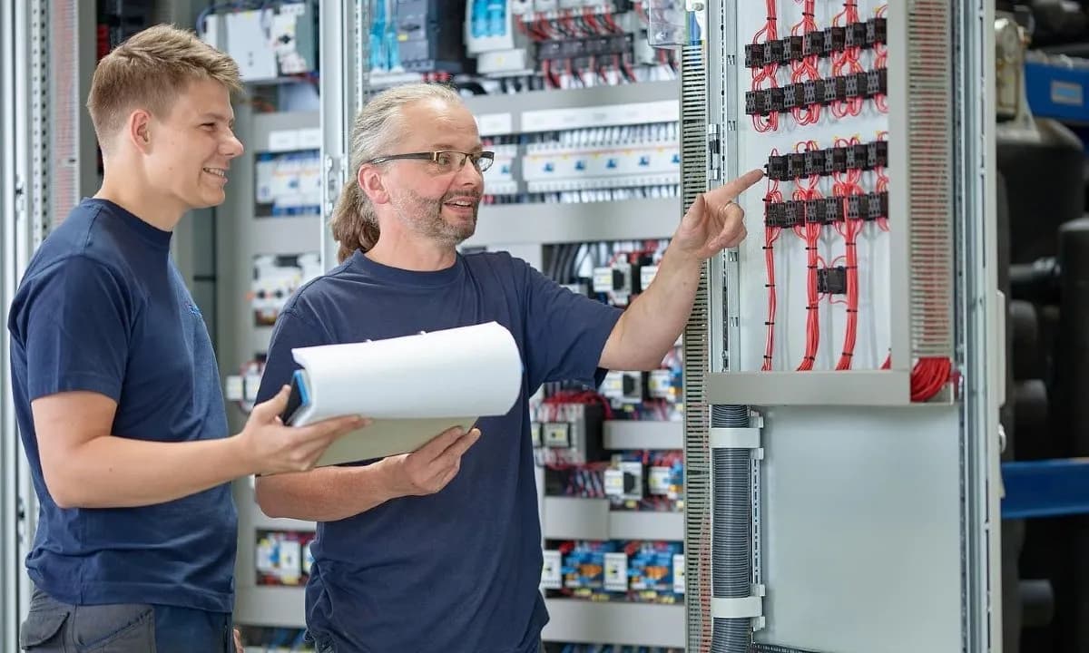Refrigeration technicians at compact Kältetechnik