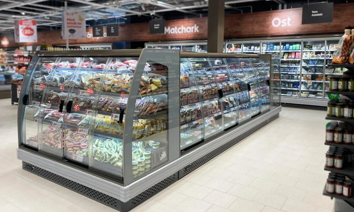 Freor's semi vertical PLUTON SPACE R290 case in ICA's new store in Gävle, Sweden. (Source: Freor)