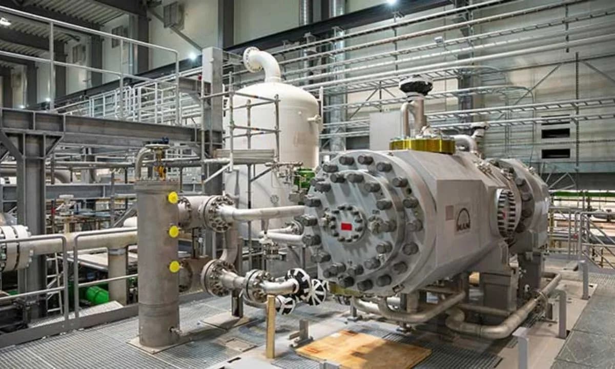 MAN CO2 compressor installed in Esbjerg, Denmark, district heat pump facility. Photo credit: Sebastian Vollmert