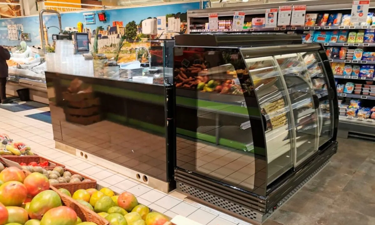 Freor’s R290-based PLUTON SPACE display case was installed alongside a salad bar at one of E.Leclerc’s new supermarkets in France.