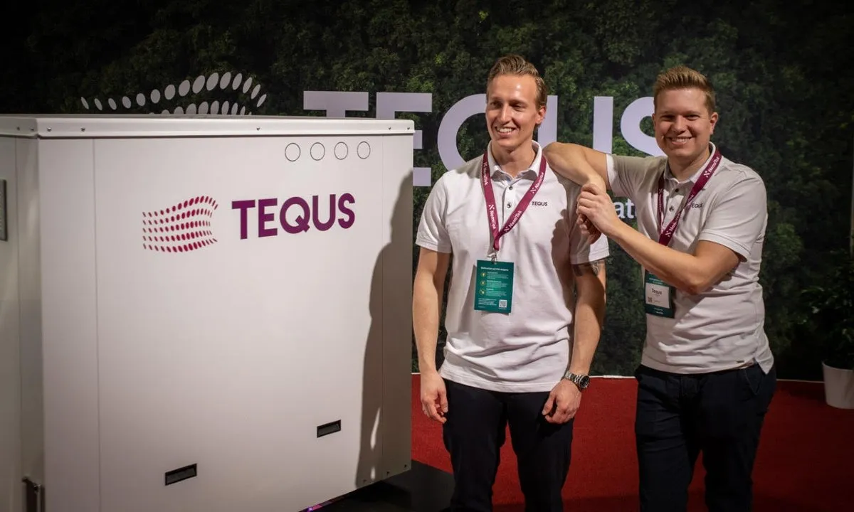 Tequs’s Marius Hugo Sandem (left) and Joakim Søgård with their CO2 heat pump. (Source: Tequs)