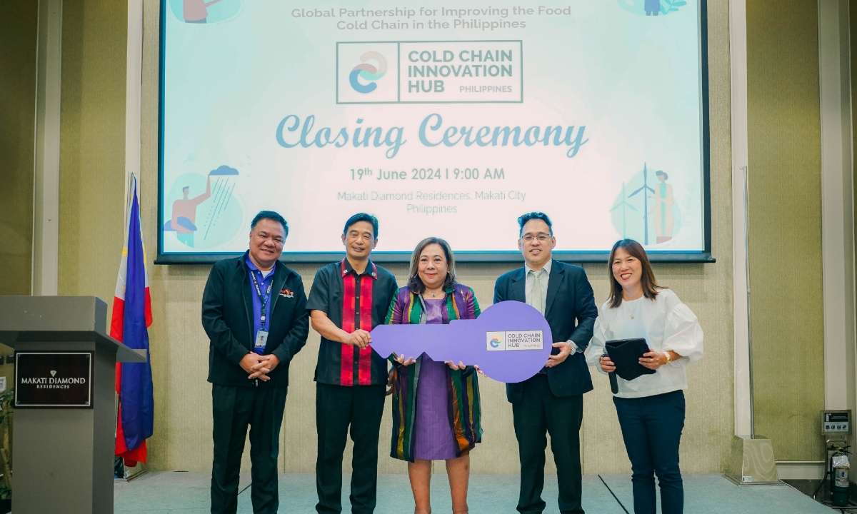 UNIDO representatives handing over the CCI-Hub to TESDA representatives at the FCC project closing ceremony.