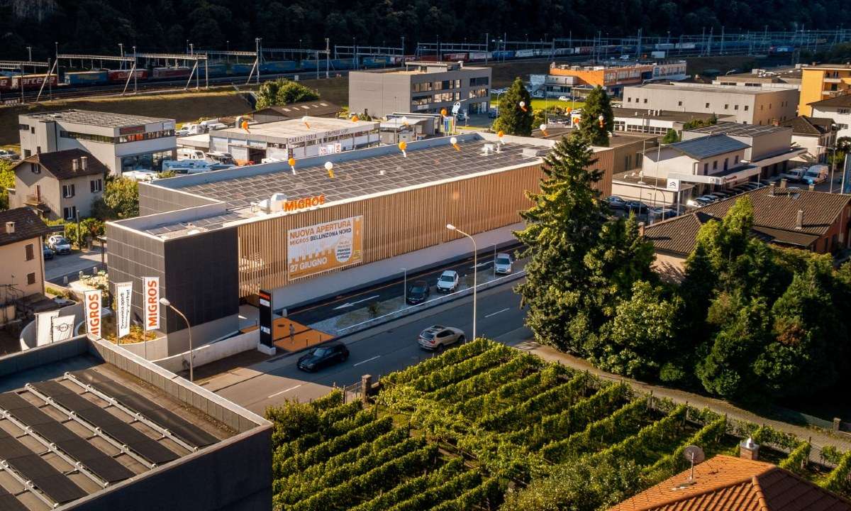 The supermarket’s R744-based HVAC&R system is powered by PV panels. (Source: Migros Ticino)