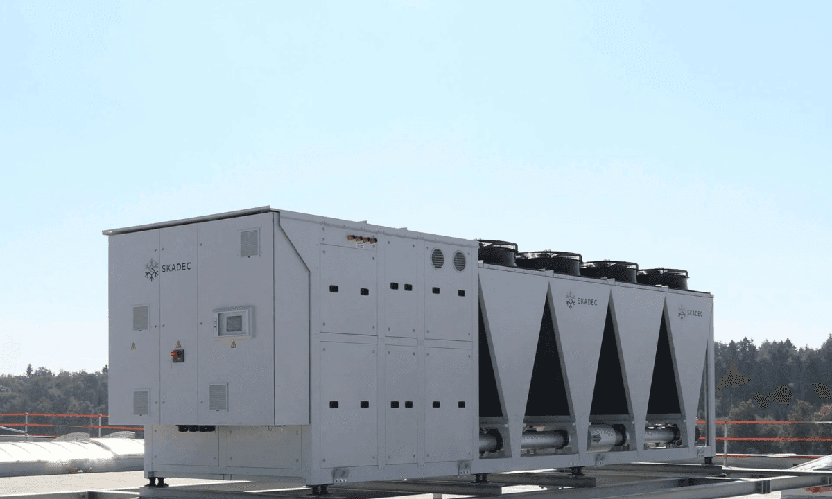 A Skadec heat pump on the roof of a warehouse.