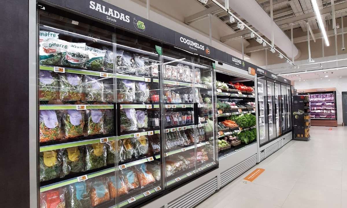 A total of 70m of display cases were installed throughout the 1,200m2 supermarket. Photo credit: Jordão