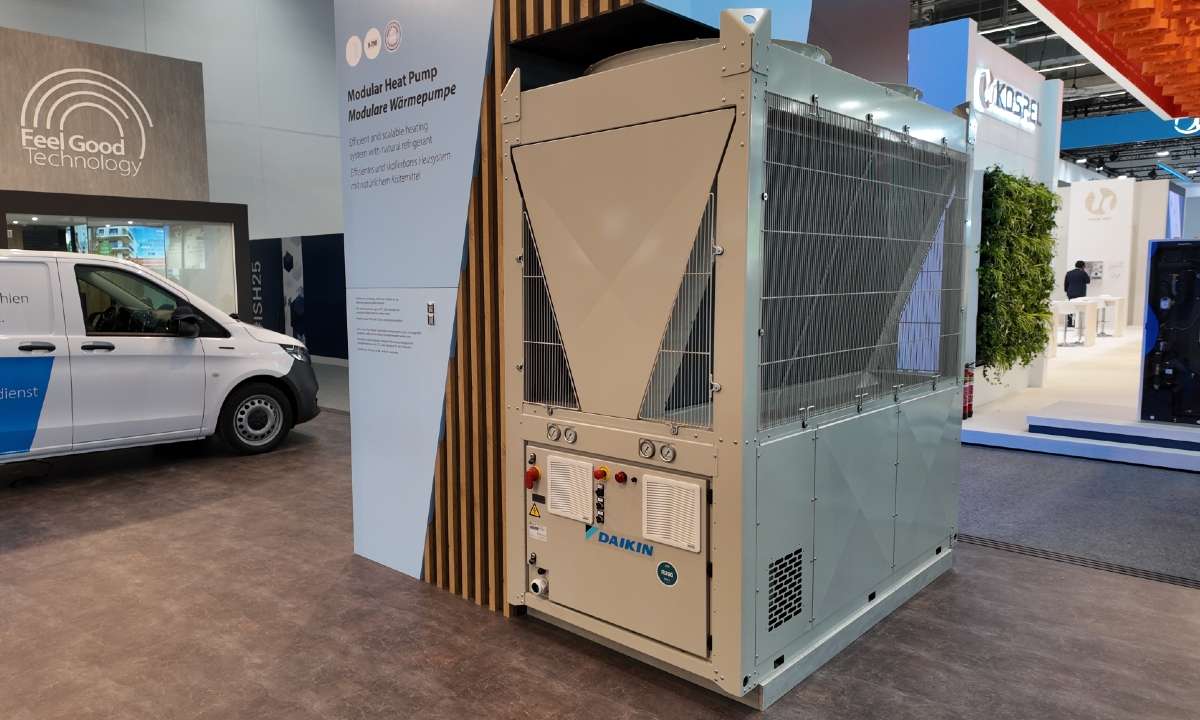 Daikin’s modular R290 heat pump chiller for commercial applications at ISH 2025.
