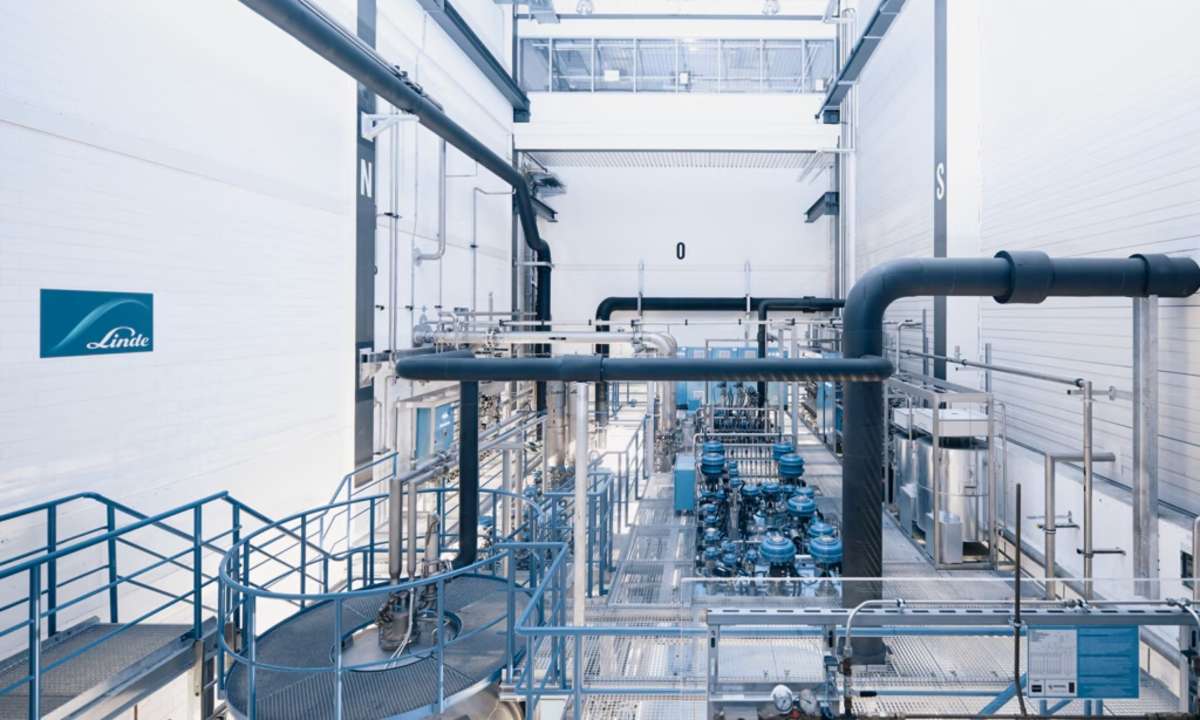 One of Linde Engineering’s large-scale helium cryogenic cooling systems. Photo credit: Linde Kryotechnik