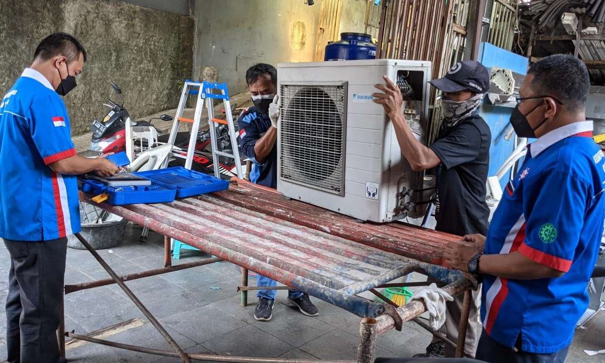 Recoolit technicians recovering HFCs from cooling equipment in Indonesia. Photo credit: Recoolit