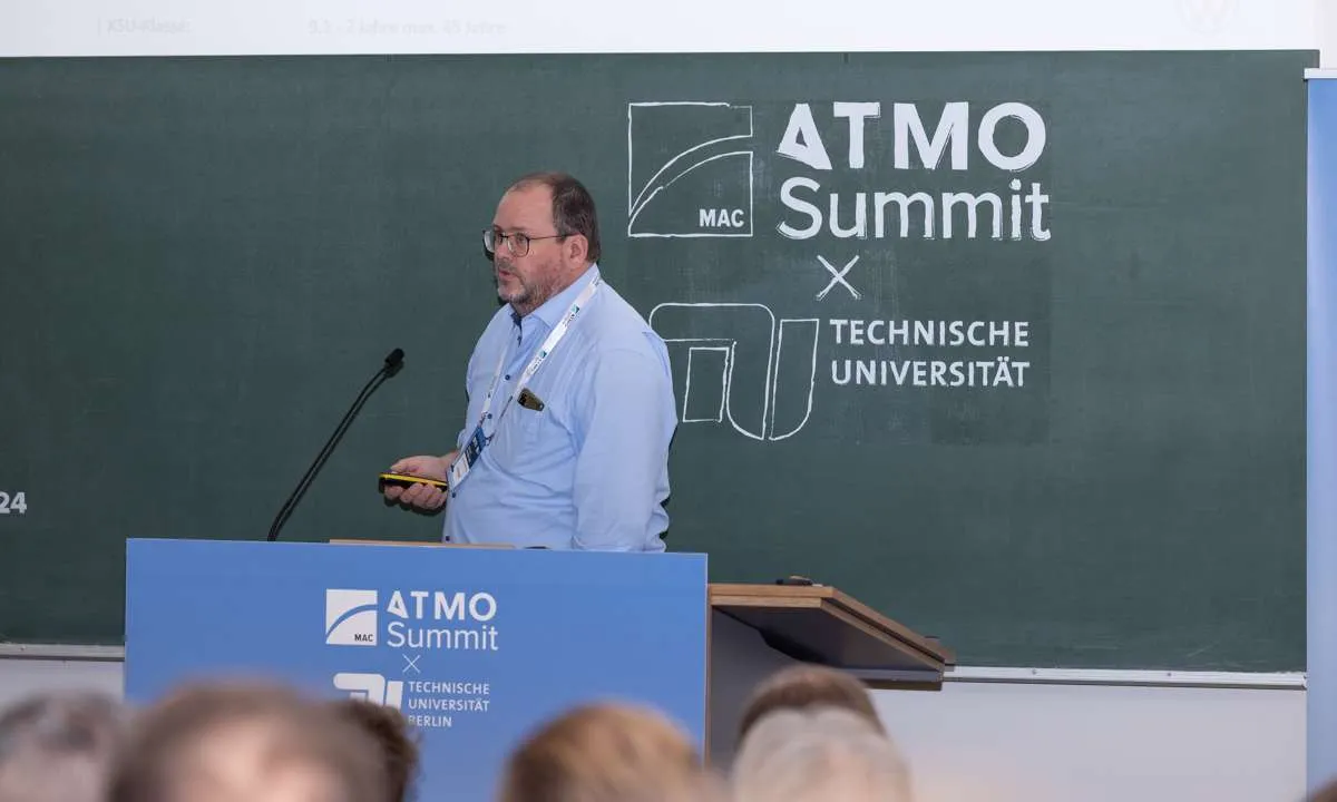 A graphic of Carsten Wachsmuth from Volkwagen's R&D Division presenting at the ATMOsphere MAC Summit 2025 x TU Berlin. The presentation focused on CO2 heat pumps systems in electric vehicles.