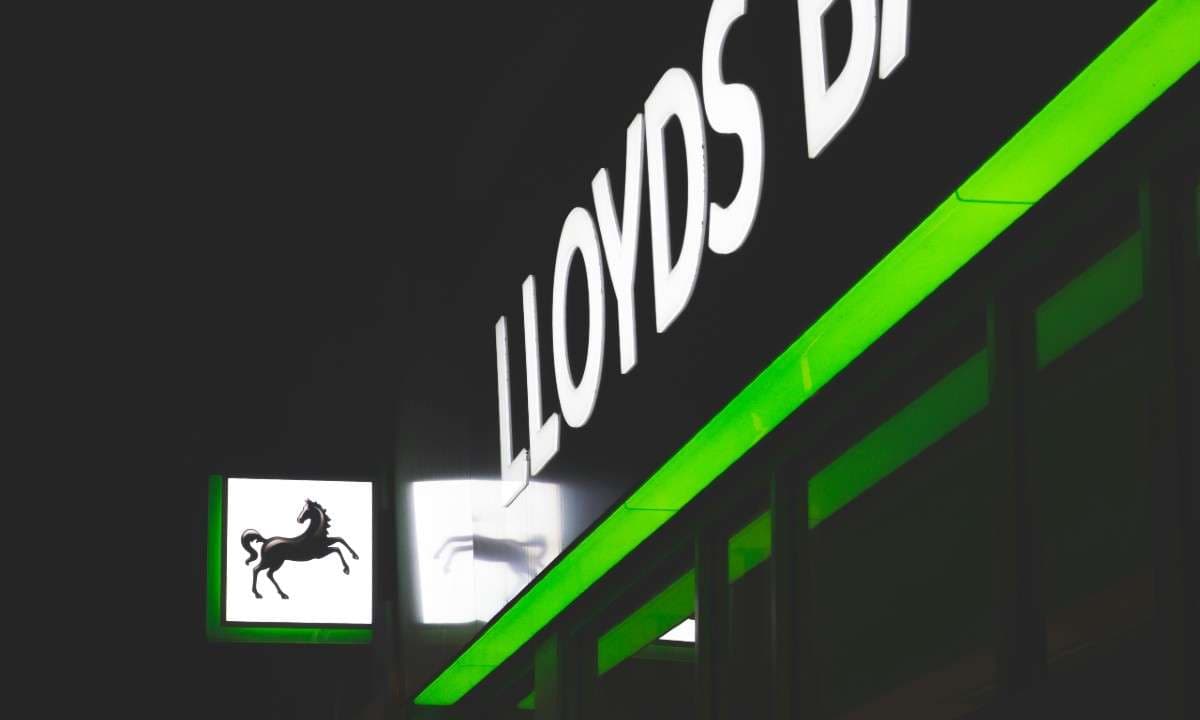 A graphic depicting Lloyds bank logo. The company is making R290 residential heat pumps free to eligible U.K. homeowners.