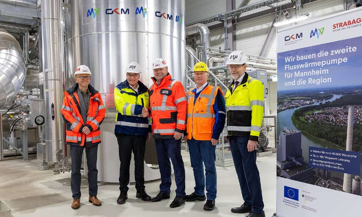 An image of executive officers of Strabag and MVV as part of the agreement to build an isobutane heat pump system to supply district heating to 40,000 Manheim households.