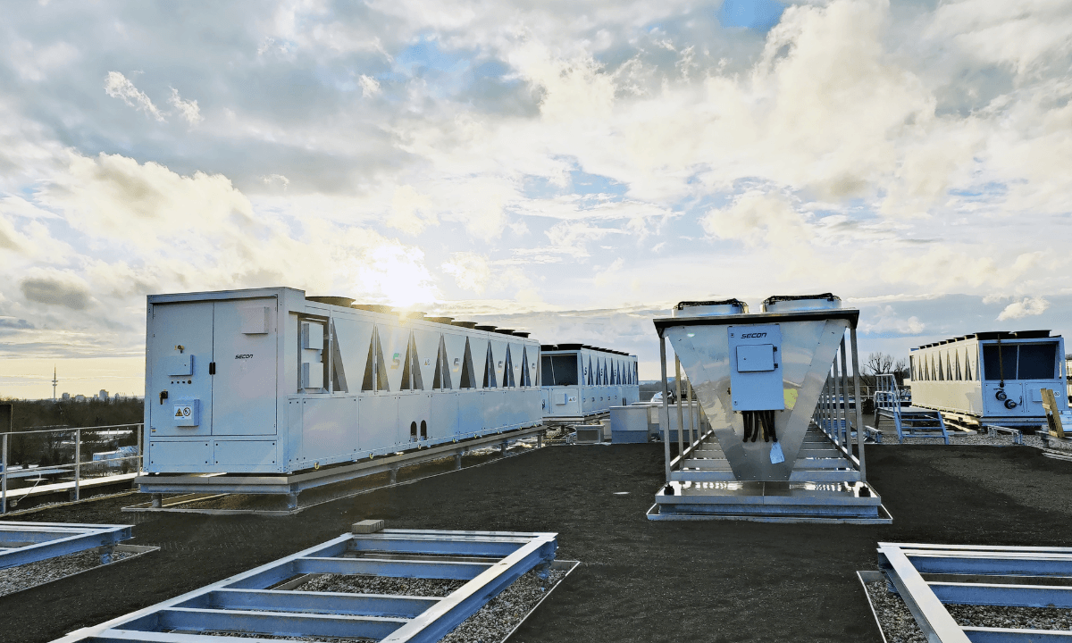 Secon's propane chillers installed on the roof of Penta Infra's HAM01 data center in Hamburg.