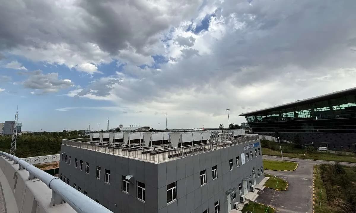 An image of Güntner evaporators roof-installed at the Ordos Ejin Horo Airport in China for the facility's CO2 heating and cooling system.