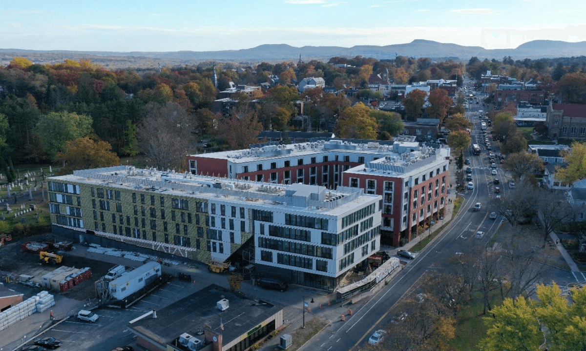 Ein Foto des Gebäudes in Amherst, in dem Lync by Watts eine CO₂-Wärmepumpe installiert hat