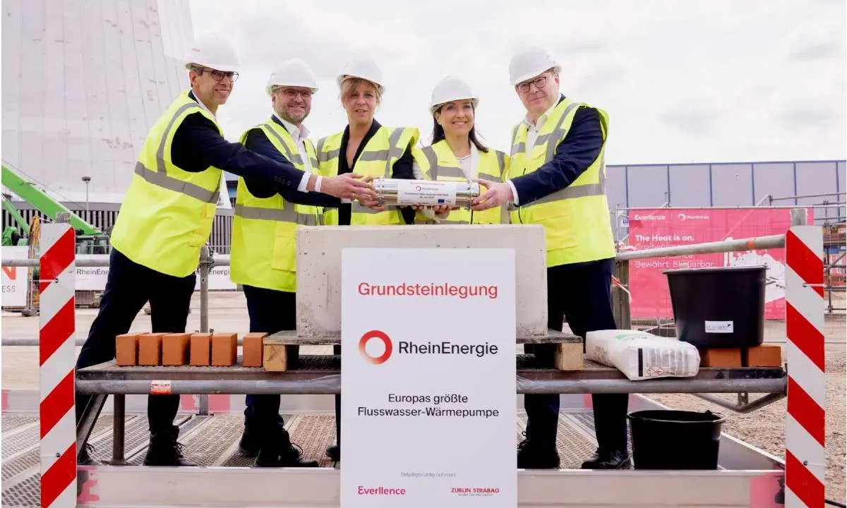 An image of Groundbreaking ceremony for Cologne’s district heating heat pump plant. The facility is installing a 150MW heat pump system manufacturered by Everllence.