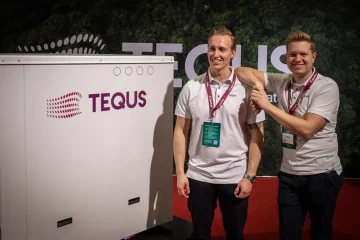 Tequs’s Marius Hugo Sandem (left) and Joakim Søgård with their CO2 heat pump. (Source: Tequs)