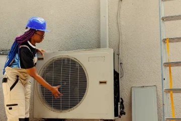 Female technician servicing an air conditioning unit. (Source: DC Studio on Freepik)